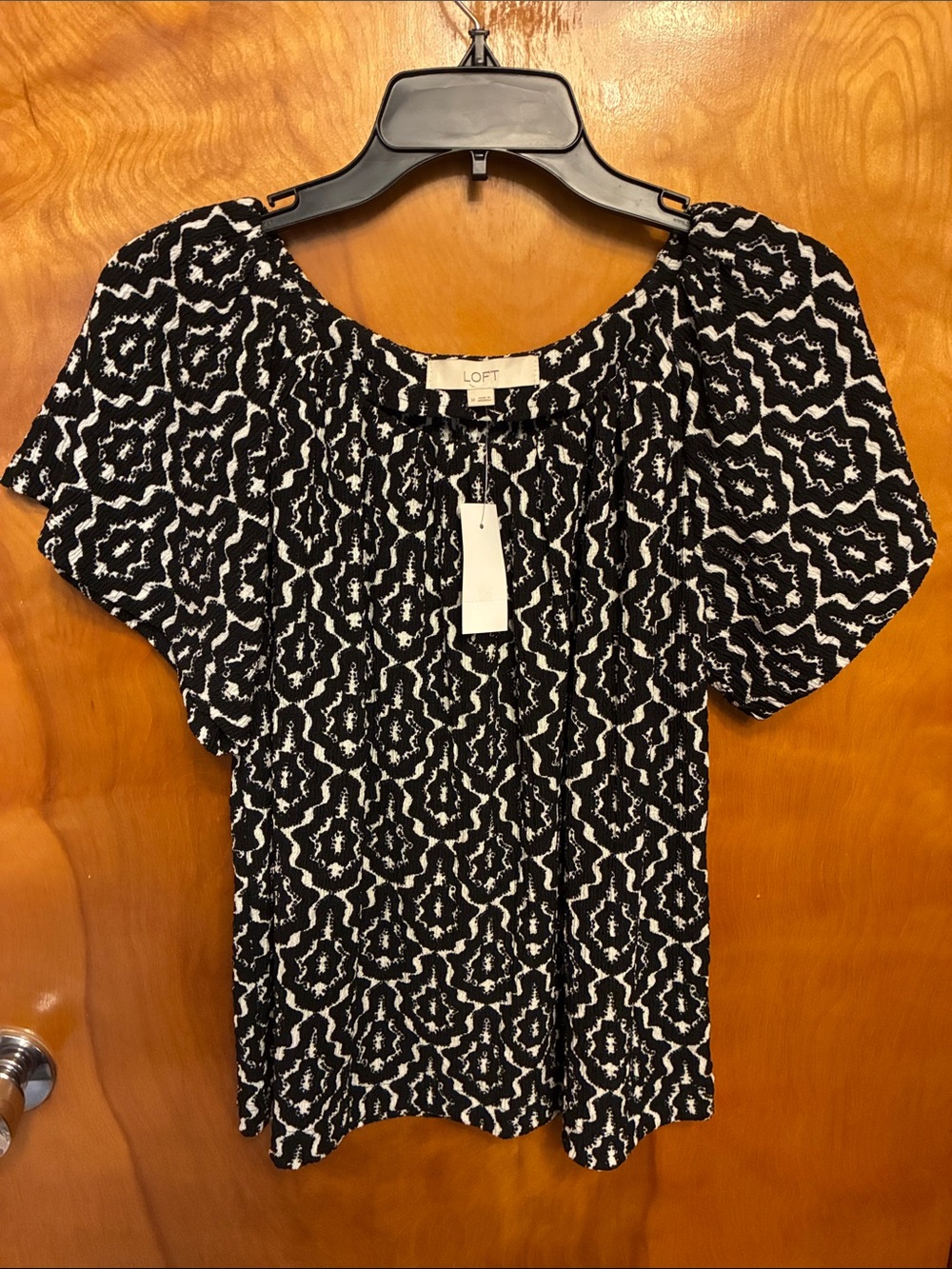 LOFT Black & White Patterned Flutter Sleeve Top. Size M. Has stretch. SOFT. NWT